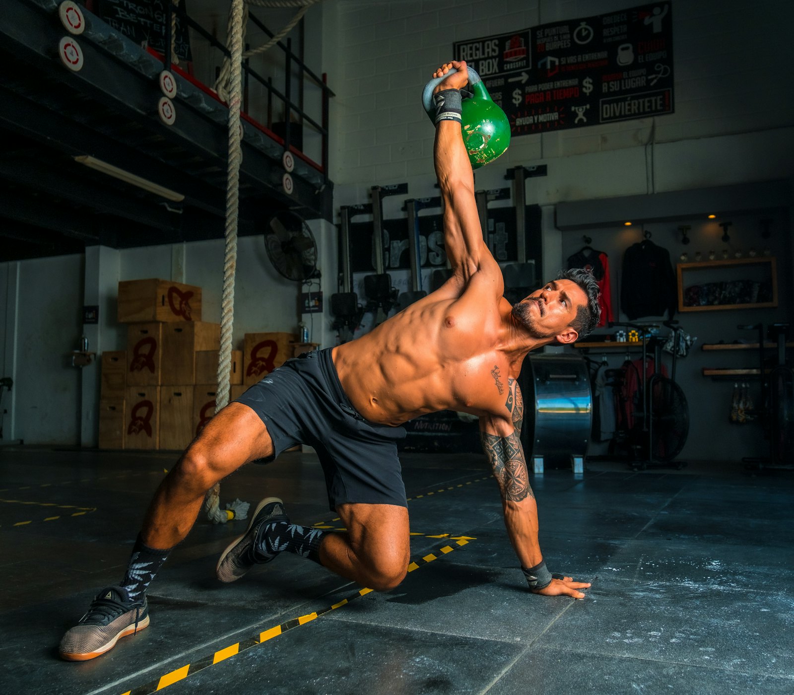 Athlet führt eine dynamische Kettlebell-Übung in einer Industriehalle aus